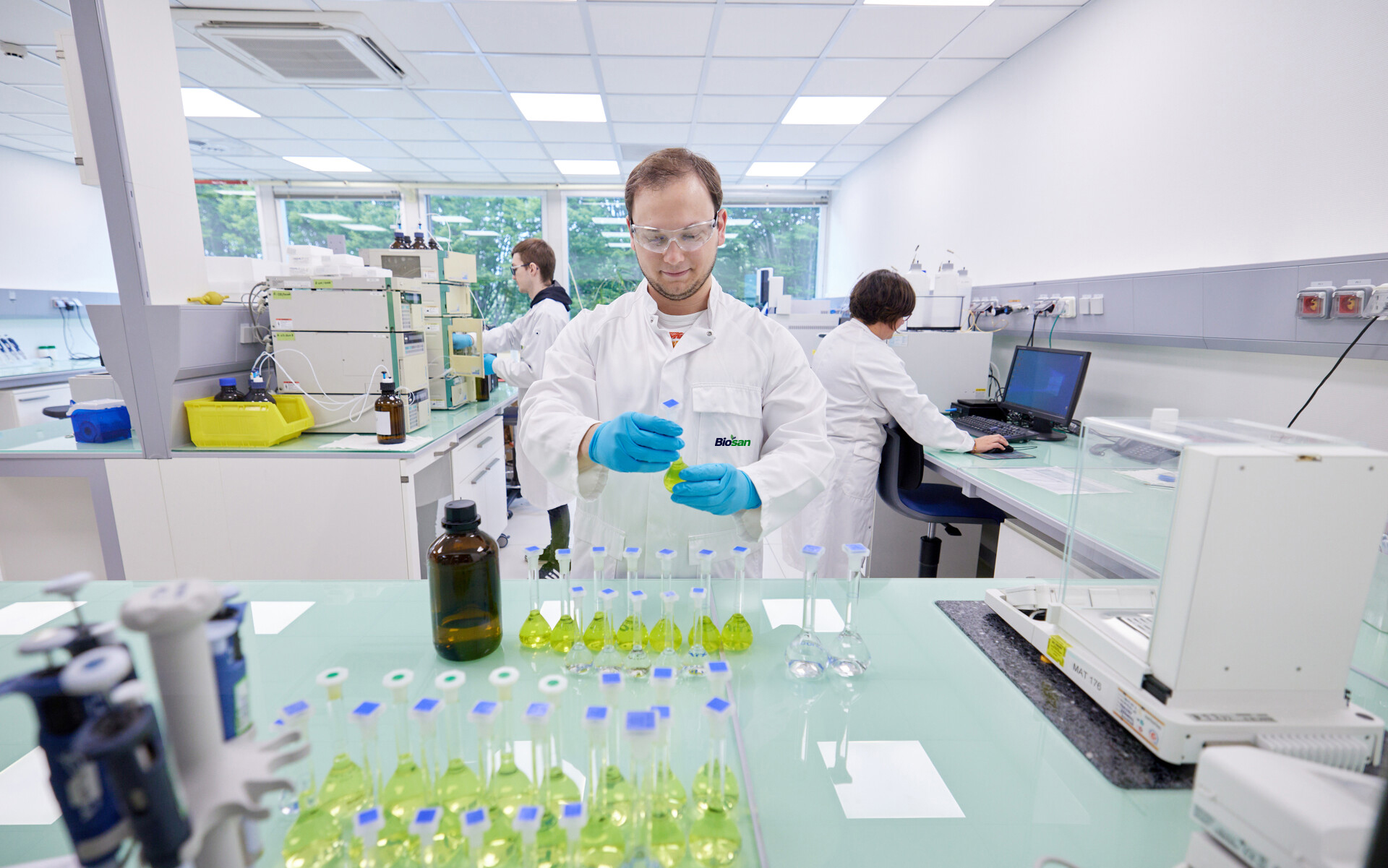 Laboratory_worker_Biosan_2